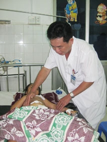 Đưa vào phẫu thuật viêm ruột thừa cho bệnh nhi bằng nội soi