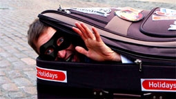 Trốn trong va li để ăn trộm