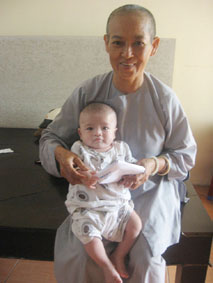 Trao tiền từ thiện