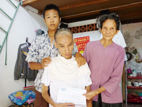 Trao tiền từ thiện