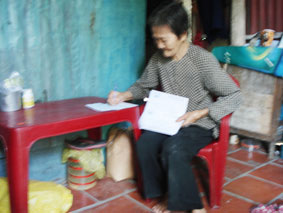 Trao tiền từ thiện