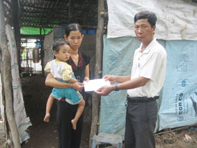 Trao tiền từ thiện