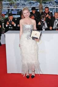 Kirsten Dunst xứng danh với “Cành cọ vàng”