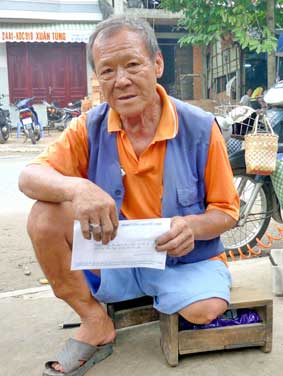 Trao tiền từ thiện