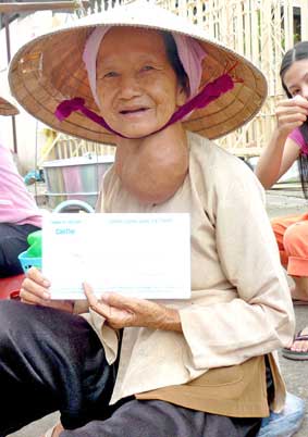 Trao tiền từ thiện