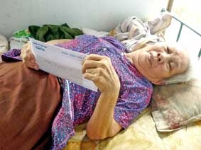 Trao tiền từ thiện