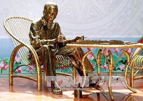 Khánh thành đặt tượng đài 
Chủ tịch Hồ Chí Minh tại Phủ Chủ tịch