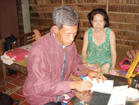 Trao tiền từ thiện