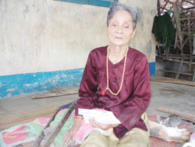 Trao tiền từ thiện