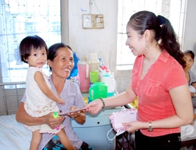 Chia sẻ khó khăn với bệnh nhi nghèo
