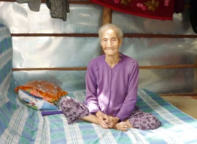 Bà Hai mù ăn xin nuôi cháu