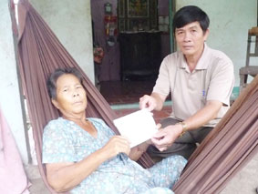 Trao tiền từ thiện