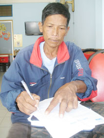 Trao tiền từ thiện