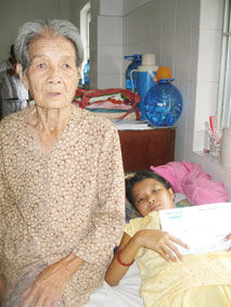 Trao tiền từ thiện