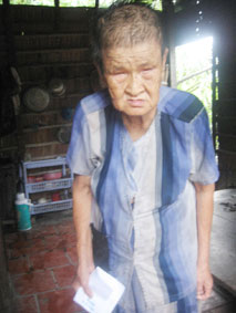 Trao tiền từ thiện