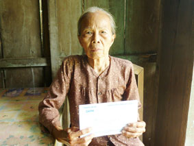 Trao tiền từ thiện