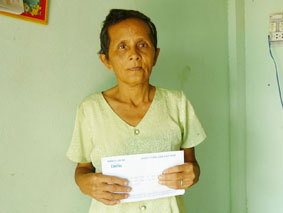 Trao tiền từ thiện