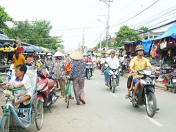 Buôn bán ế ẩm, tiểu thương lo lắng!