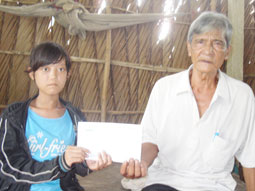 Trao tiền từ thiện