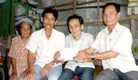 Trao tiền từ thiện