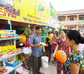 Thu hút trên 10 ngàn 
lượt người tham quan, mua sắm