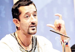 Ca ghép hai chân đầu tiên trên thế giới