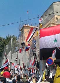 Syrie:
Người biểu tình tấn công 
sứ quán Mỹ và Pháp
