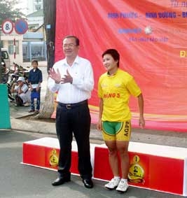 Cua-rơ Phan Thị Thùy Trang giành

áo vàng sau 5 chặng