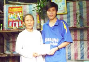 Trao tiền từ thiện