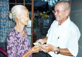 Trao tiền từ thiện