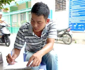 Trao tiền từ thiện