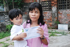 Trao tiền từ thiện