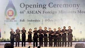 ASEAN tiến tới "Cộng đồng ASEAN hướng ngoại, hòa bình, ổn định, thịnh vượng, vì nhân dân và dân chủ vào năm 2015"