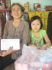 Trao tiền từ thiện