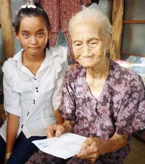 Trao tiền từ thiện