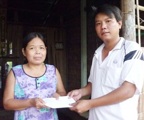 Trao tiền từ thiện