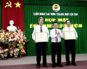 Phát huy hơn nữa vai trò của tổ chức công đoàn
bảo vệ quyền và lợi ích hợp pháp cho người lao động