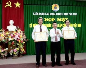 Phát huy hơn nữa vai trò của tổ chức công đoàn
bảo vệ quyền và lợi ích hợp pháp cho người lao động