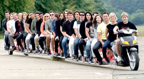 Xe máy chở được 25 người