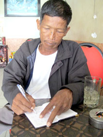 Trao tiền từ thiện