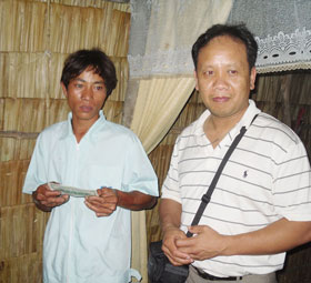 Trao tiền từ thiện