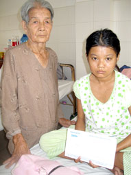 Trao tiền từ thiện