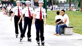 Cảnh sát trượt patin 

bắt kẻ gian