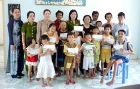 Ủy ban Trung ương Mặt trận Tổ quốc Việt Nam
trao tặng Hội Nạn nhân chất độc da cam/dioxin Việt Nam 750 triệu đồng