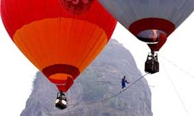 Đi dây giữa hai 
khinh khí cầu