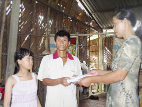 Trao tiền từ thiện