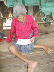 Trao tiền từ thiện