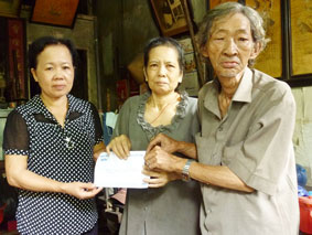 Trao tiền từ thiện