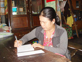 Trao tiền từ thiện