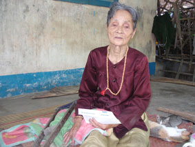 Trao tiền từ thiện